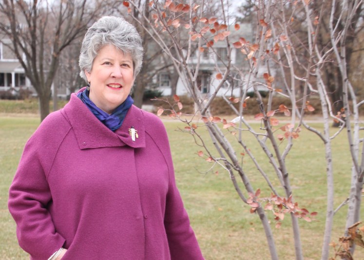 ellen watters_headshot standing